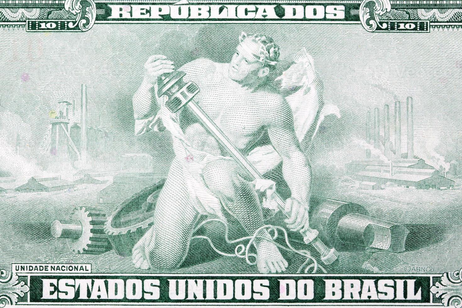 allegorisk man med industriell redskap från gammal brasiliansk pengar foto