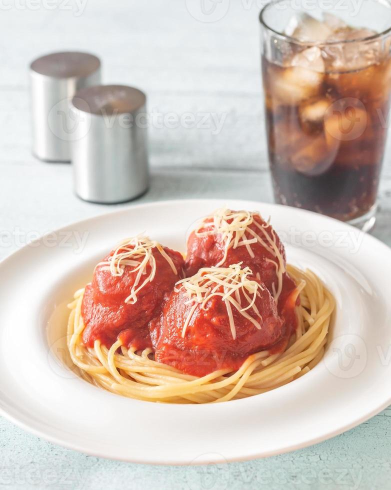 köttbullar med tomat sås och pasta foto