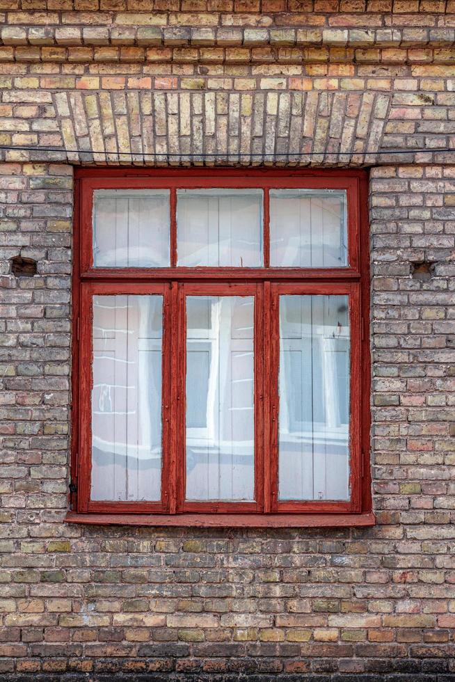 gammal trä- fönster med jalusier inuti de hus. foto
