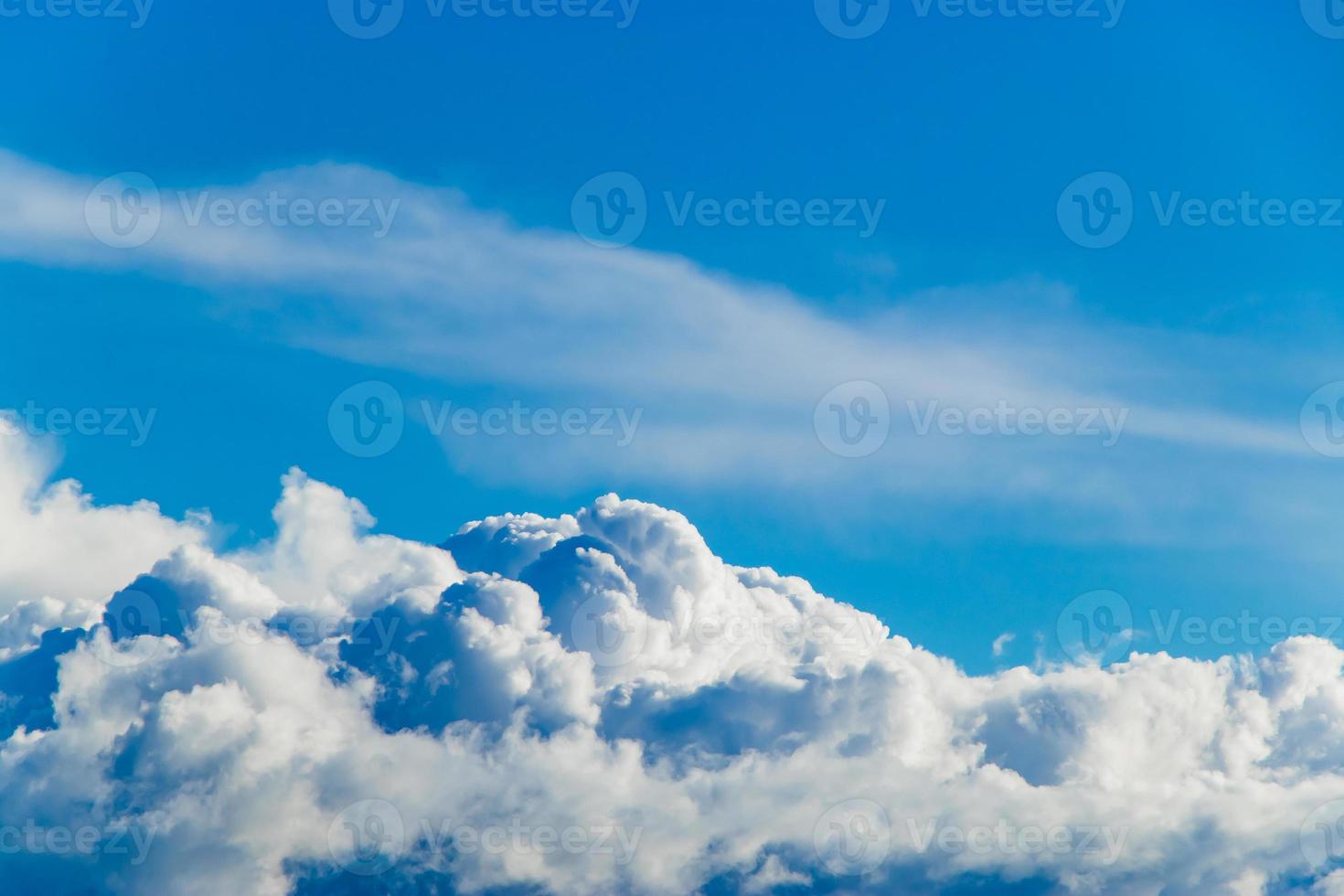 vita fluffiga cumulusmoln mot en blå himmel foto