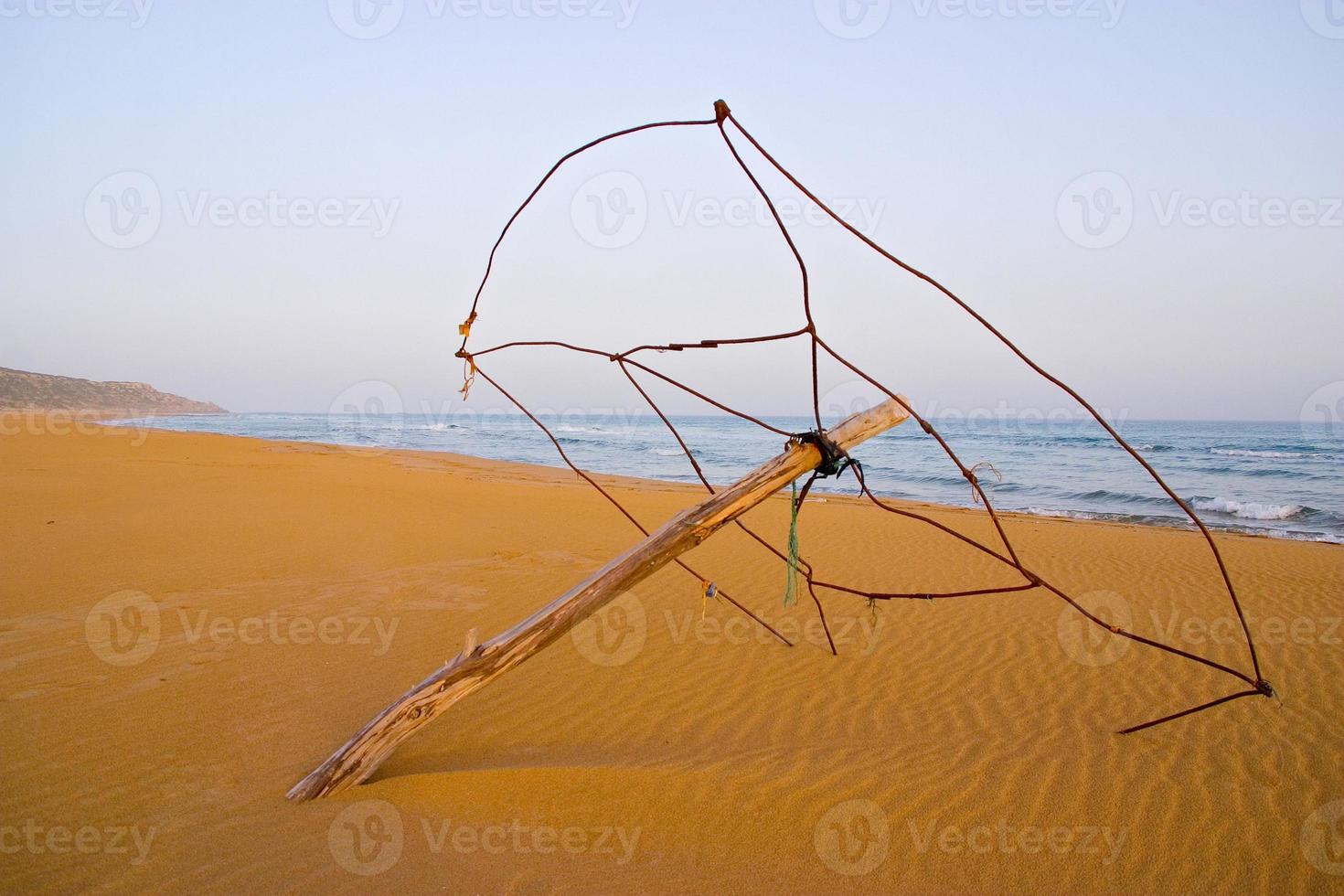 övergivet strandparaply vid gyllene sköldpaddstranden i Karpasia, Cypern foto