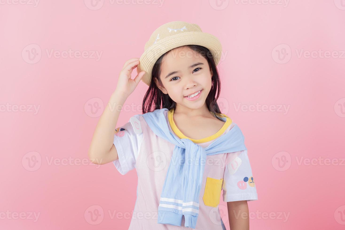 bild av asiatisk barn Framställ på rosa bakgrund foto