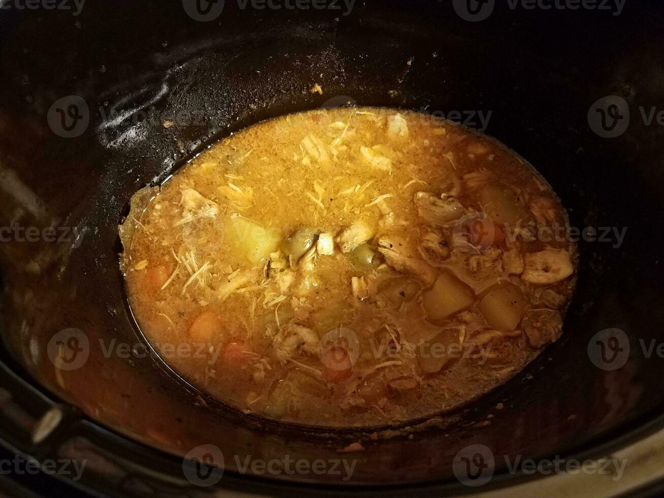 kyckling oliv och potatis gryta matlagning i en varm pott foto