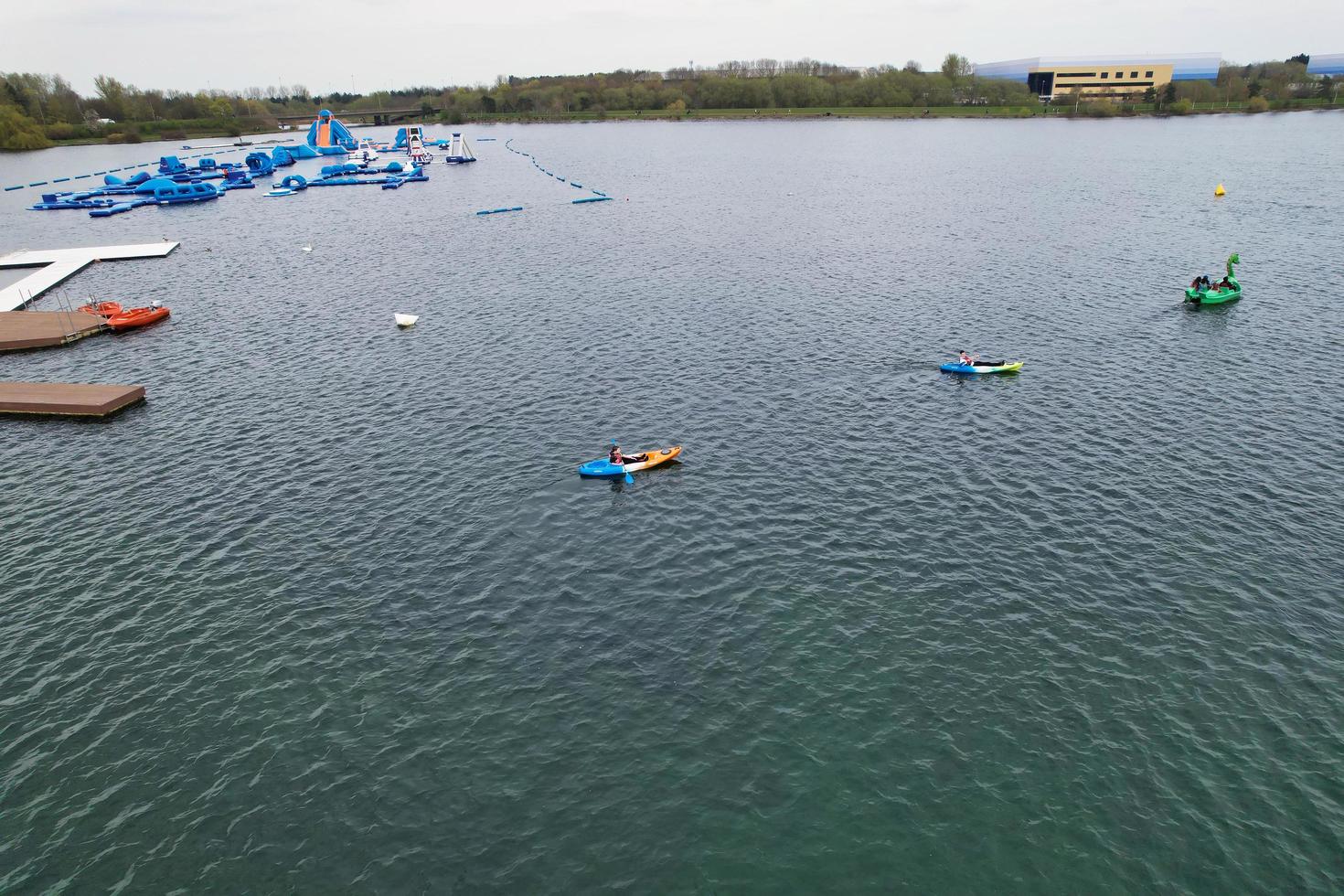 skön se av vilja sjö parkera med lokal- och turist offentlig njuter de skönhet av sjö och parkera förbi gående runt om med deras familjer. antal fot var fångad på 09 april 2023 på milton keynes Storbritannien foto