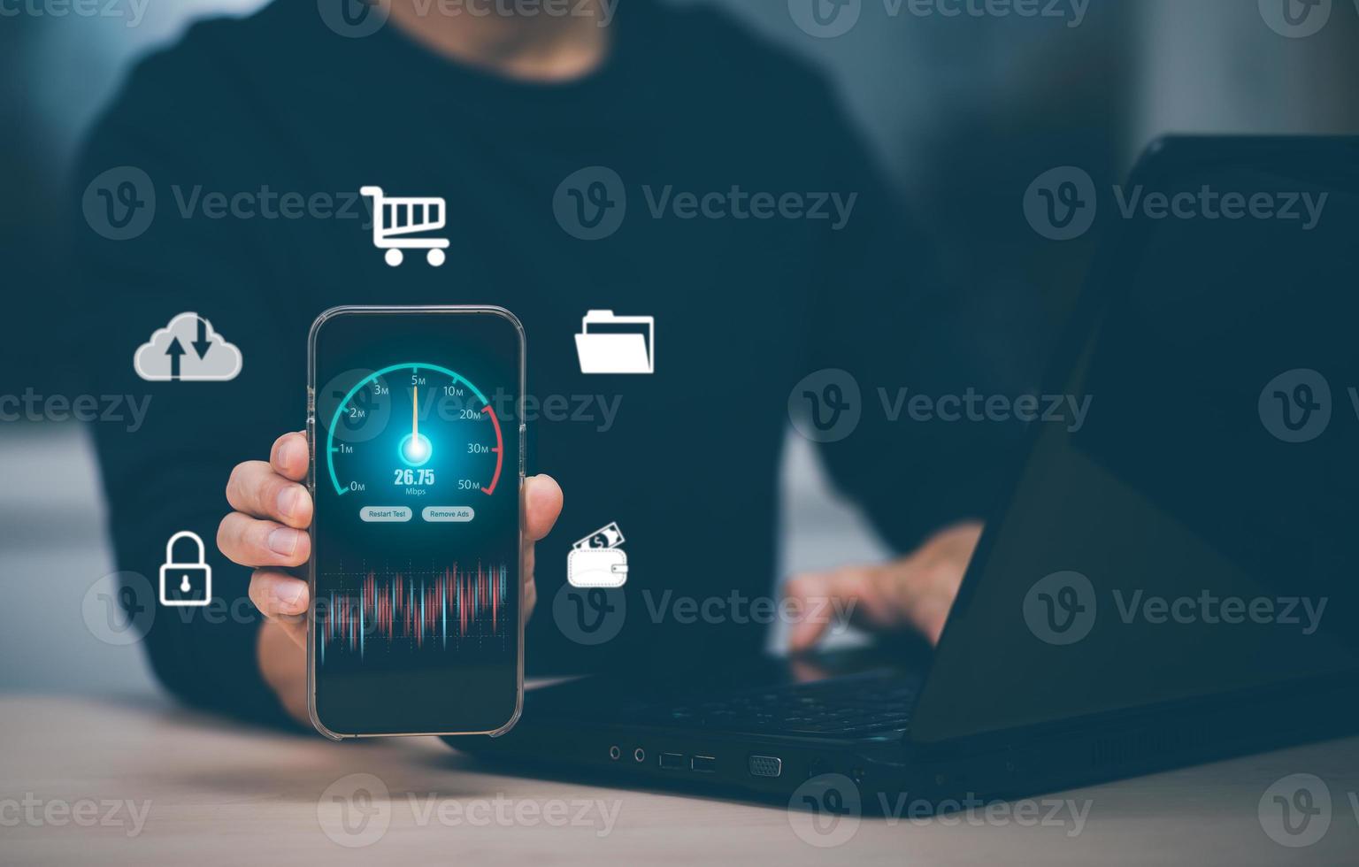 snabb internetanslutning med metaverse teknologikoncept, handhållen smartphone och virtuell skärm för internethastighetsmätning, internet och teknikkoncept, 5g höghastighetsinternetkoncept foto
