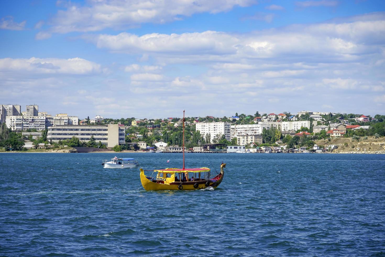 marinmålning med utsikt över sevärdheterna i den antika historiska staden. foto