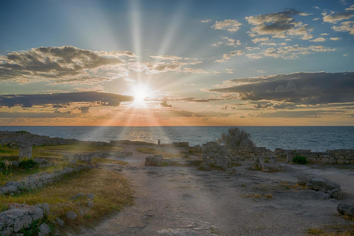 solnedgång över havet i den antika staden chersonesos foto