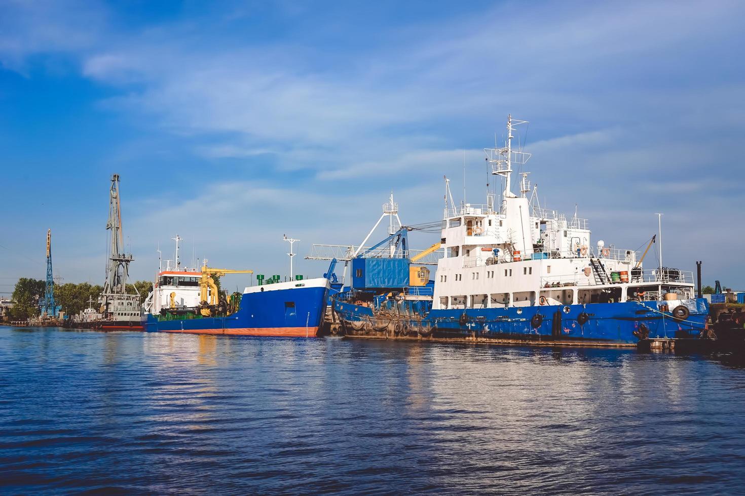 hamn i en stor rysk stad med fartyg foto