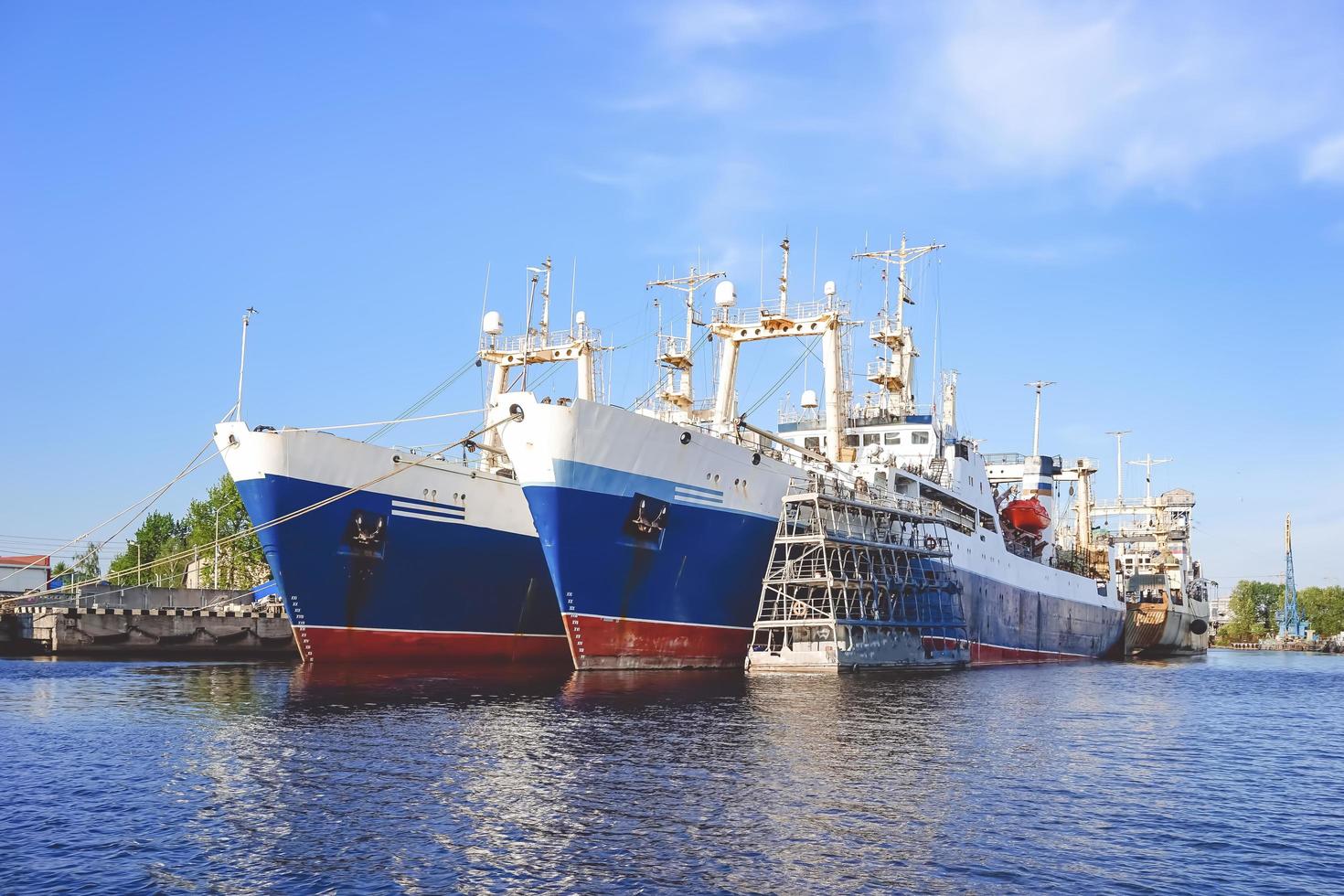 hamn i en stor rysk stad med fartyg foto