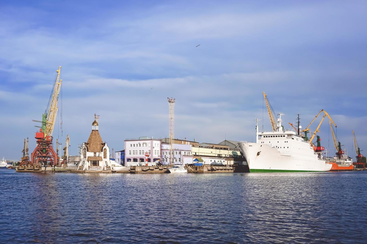 hamn i en stor rysk stad med fartyg foto