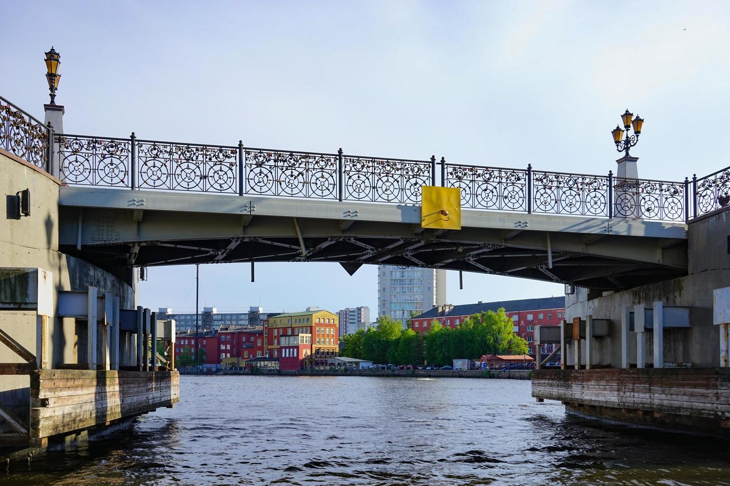 stadsbild med utsikt över floden pregolya, bron och moderna byggnader. foto