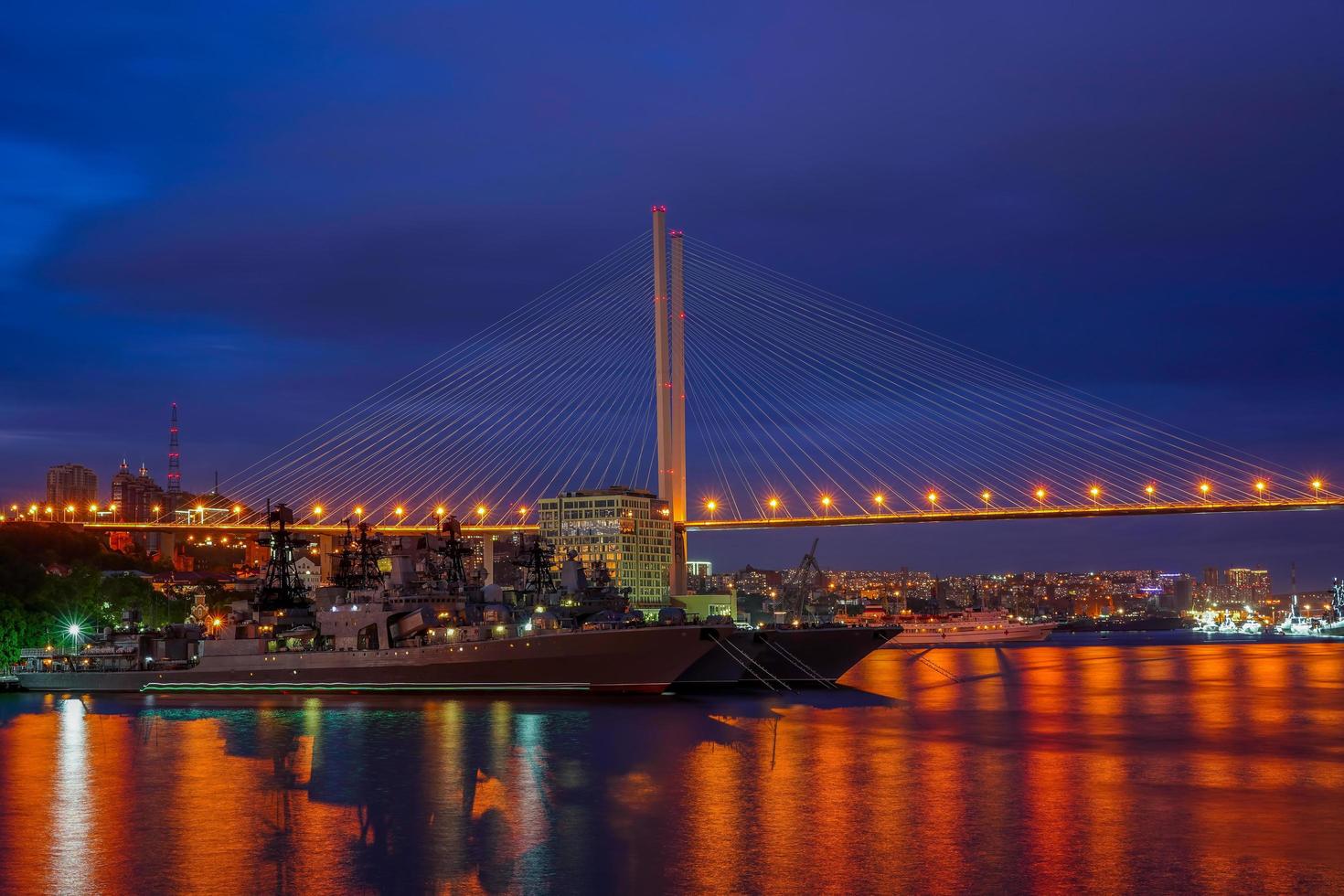 Vladivostok, Ryssland. stadslandskap med utsikt över den gyllene bron foto