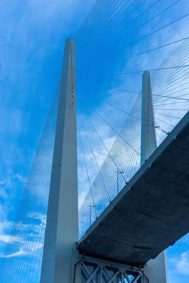 konstruktion av den gyllene bron mot den blå himlen. foto