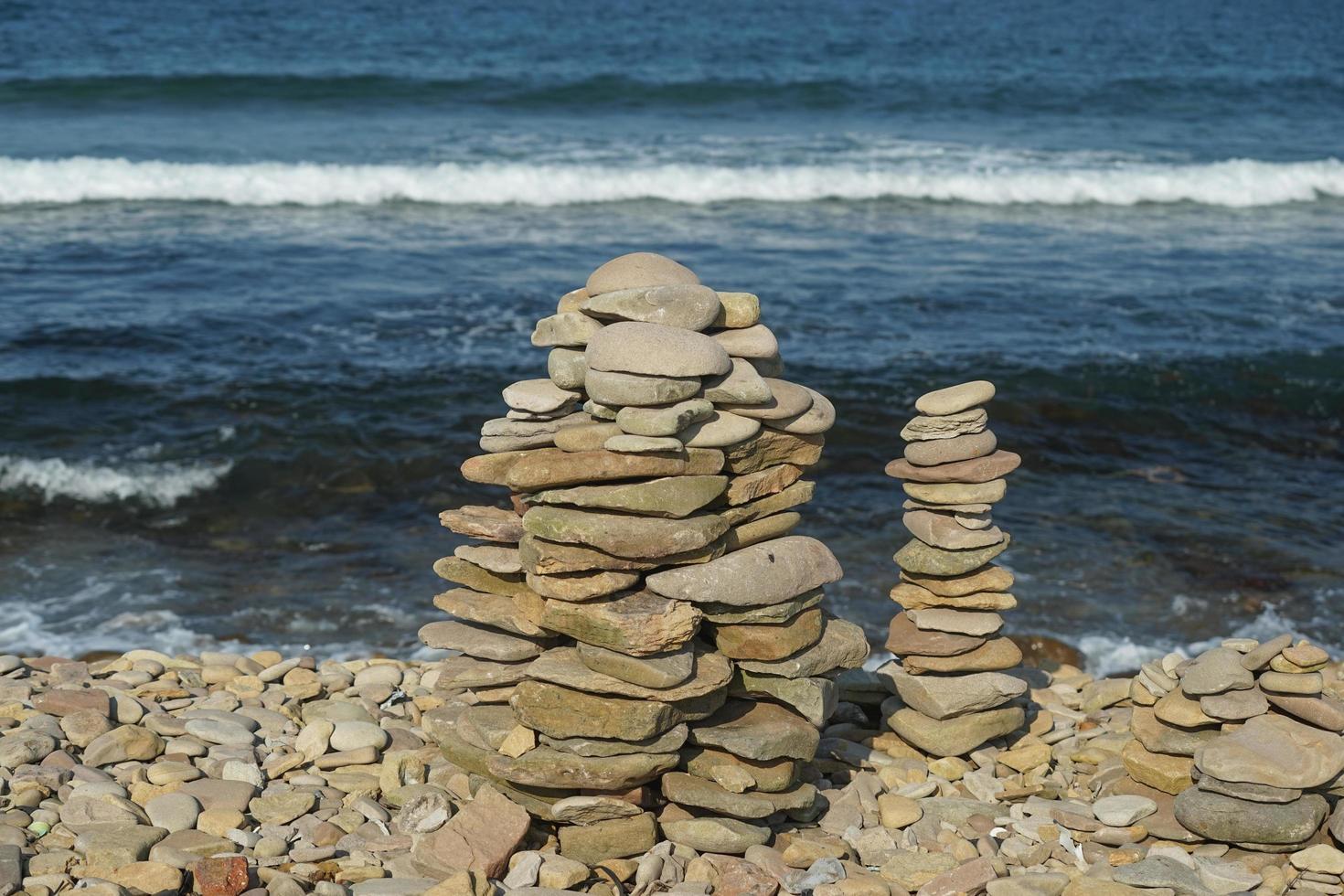 marinmålning med pyramider av stenar foto