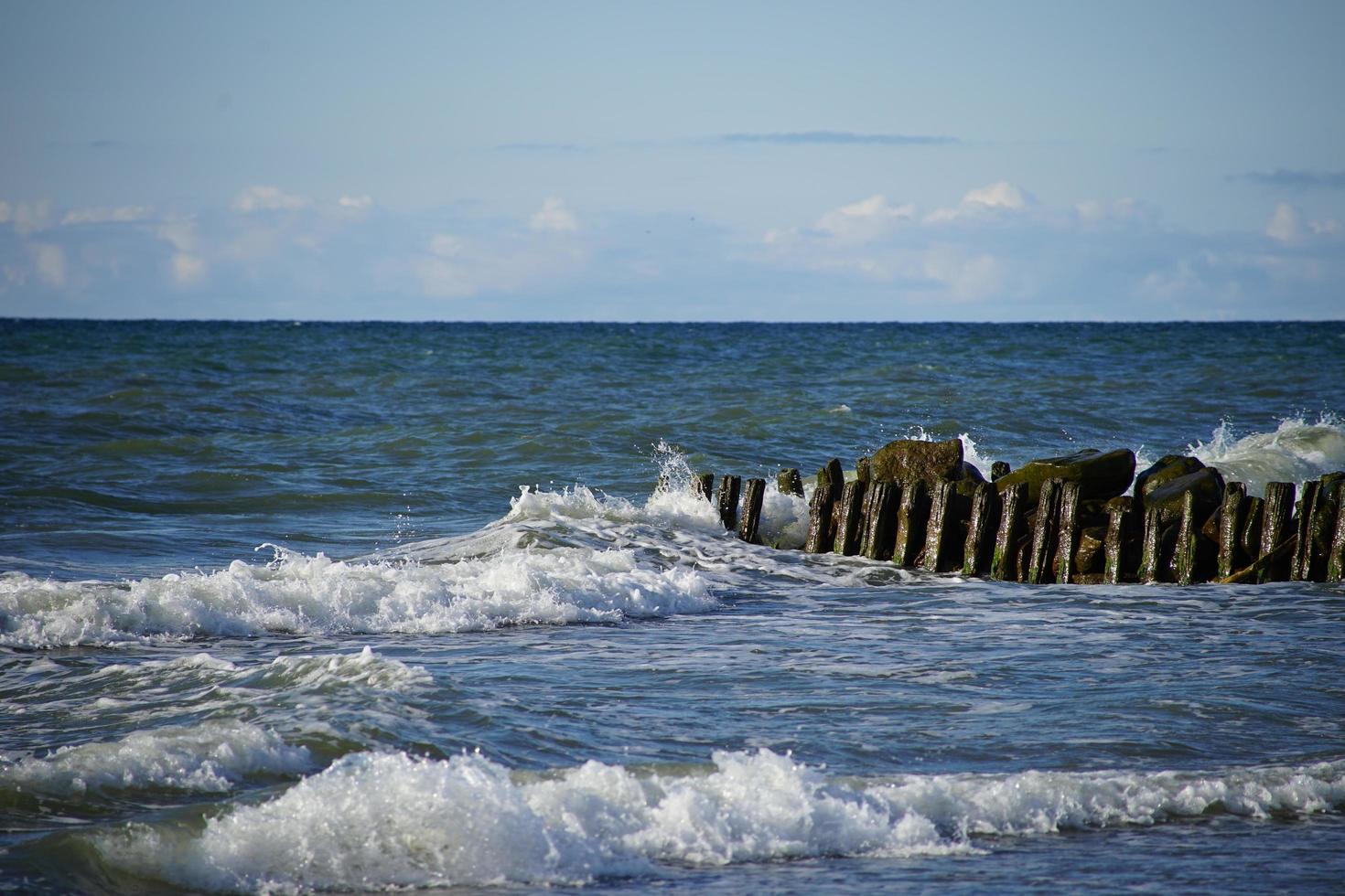 marinmålning med vågbrytare. zelenogradsk, ryssland foto