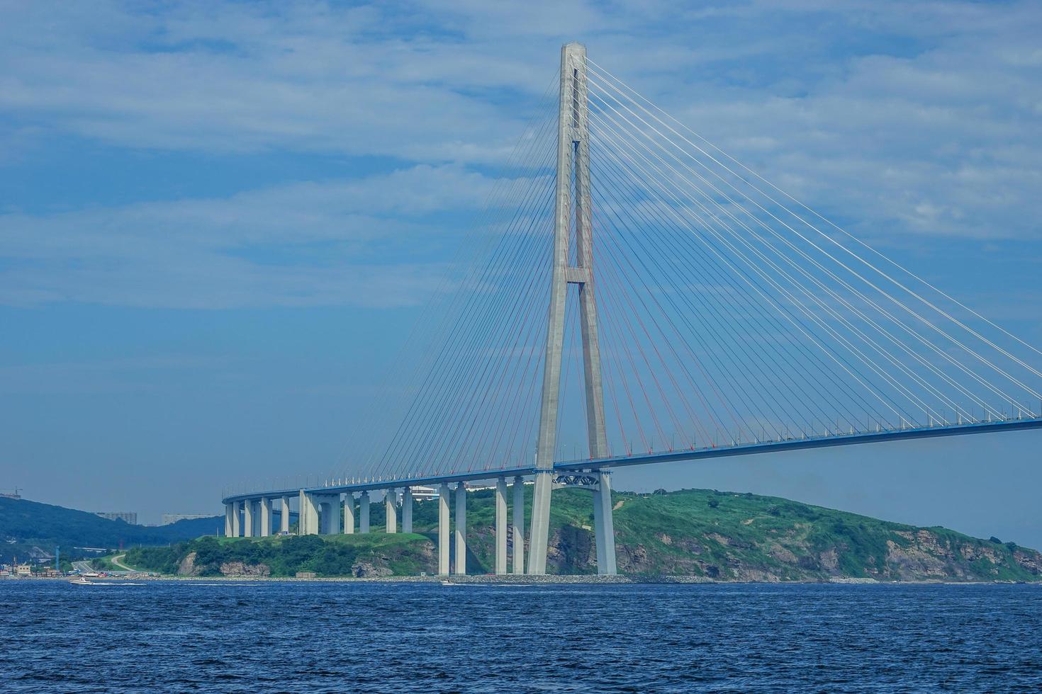 Vladivostok, Ryssland. marinmålning med utsikt över ryska bron. foto