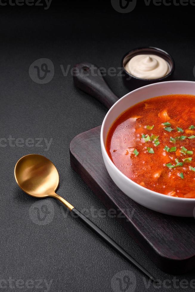 utsökt färsk ukrainska borscht med rödbetor, morötter och kål foto