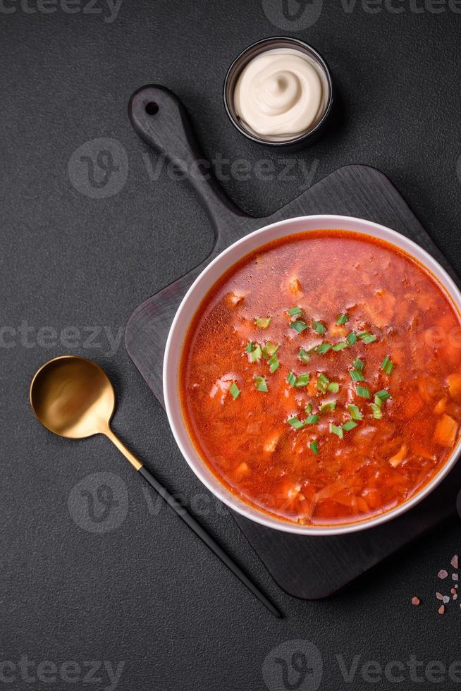 utsökt färsk ukrainska borscht med rödbetor, morötter och kål foto