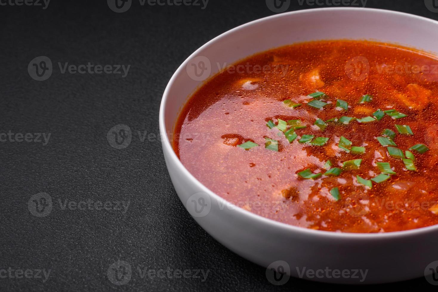 utsökt färsk ukrainska borscht med rödbetor, morötter och kål foto