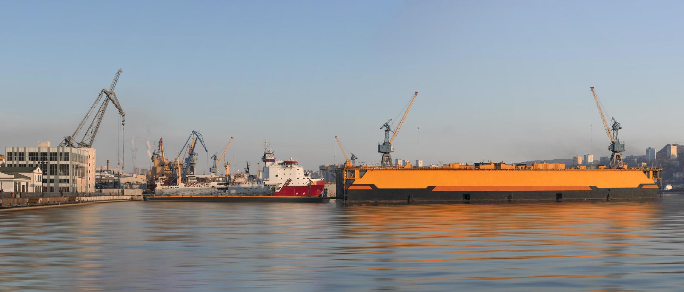 panorama över stadslandskapet med utsikt över havsbryggan och fartygen. foto