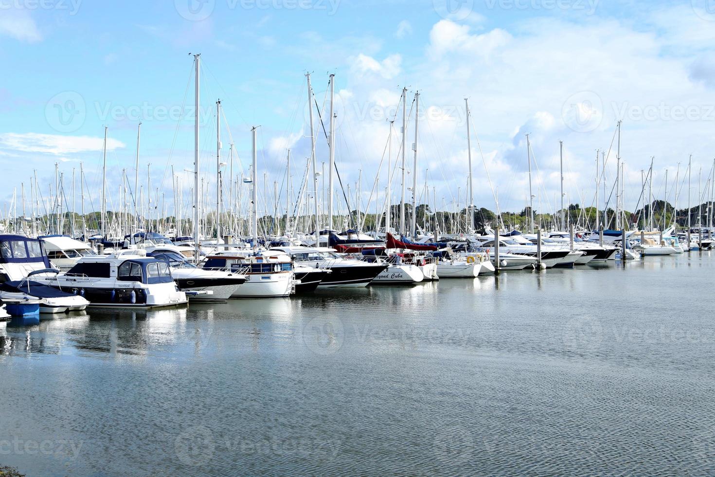 parkering av yachter på de vatten på en molnig dag foto