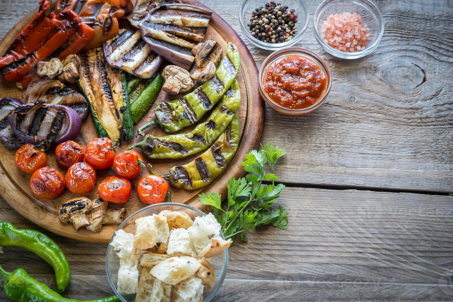 grillad grönsaker på de trä- styrelse foto