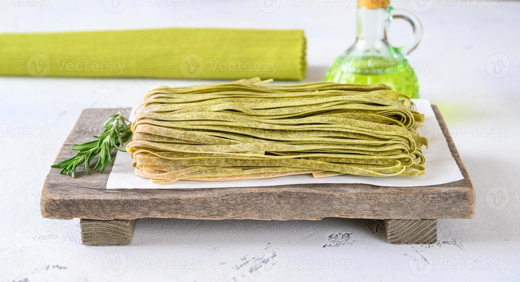 spenatfettuccine med färsk rosmarin foto