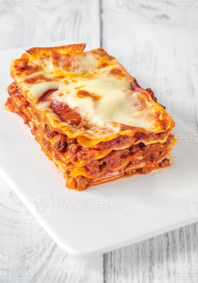 del av lasagne på vit platta foto