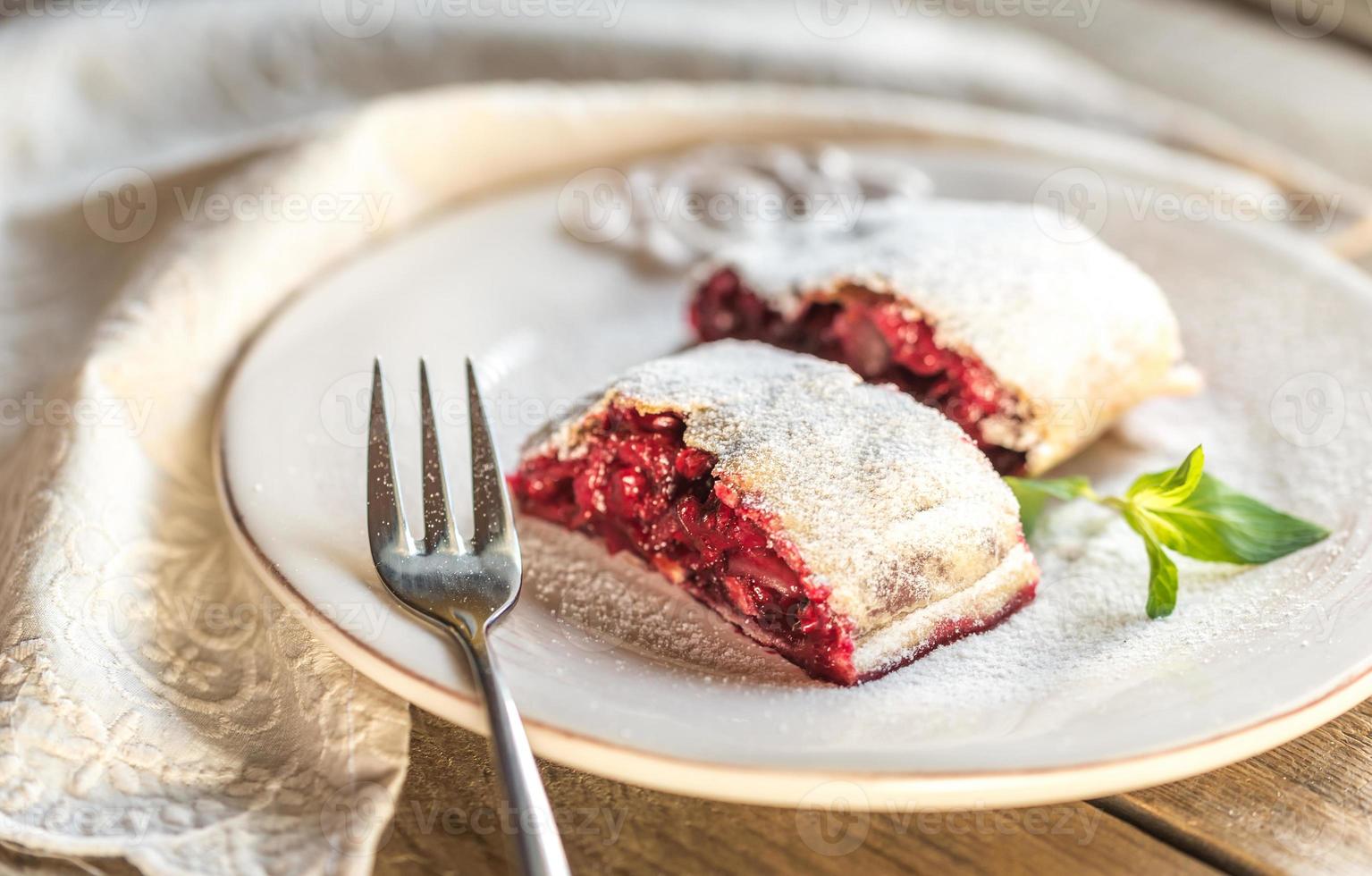 körsbär strudel med färsk mynta foto