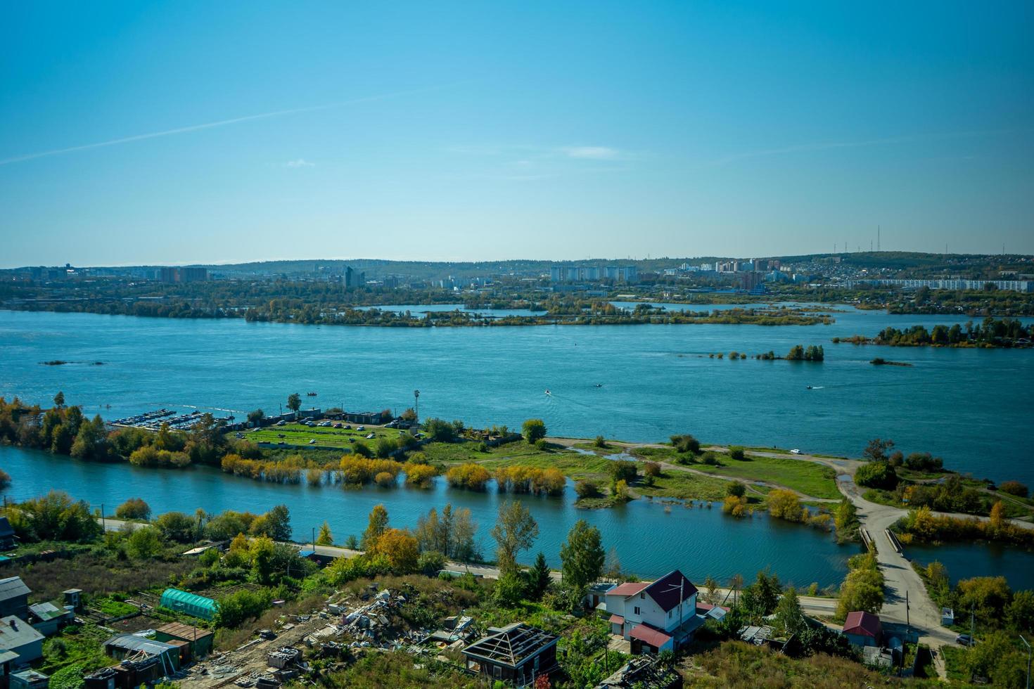 Flygfoto över floden Angara. Irkutsk, Ryssland foto