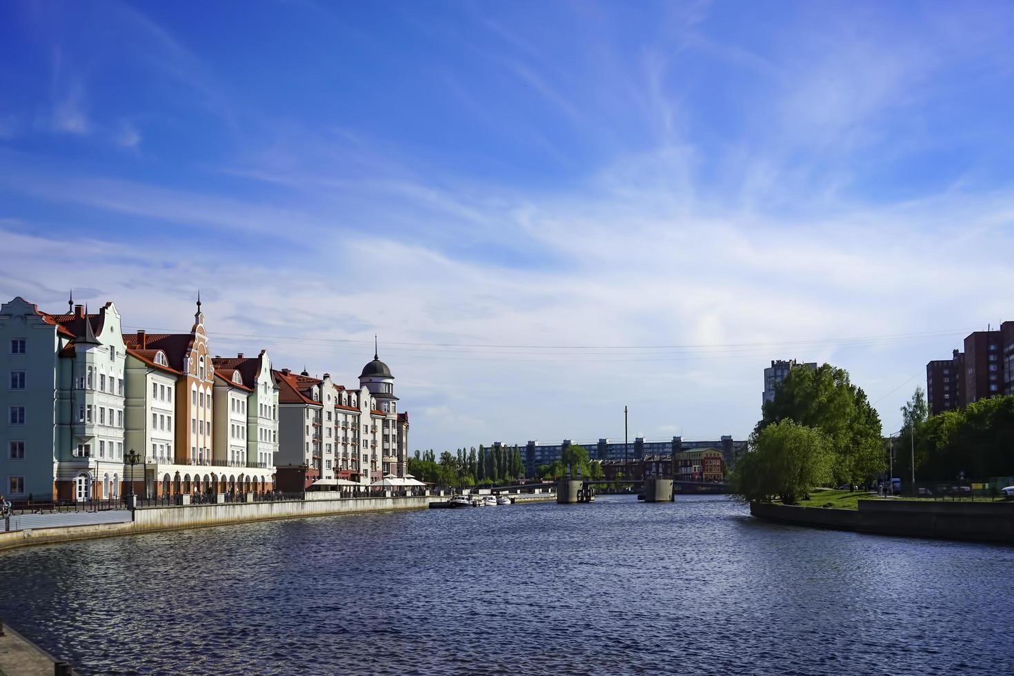 stadens silhuett, floden pregolya foto