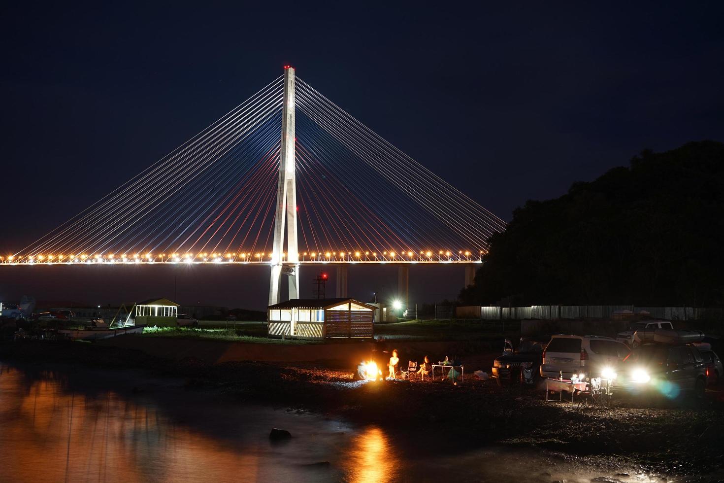 nattlandskap med utsikt över ryska bron. foto