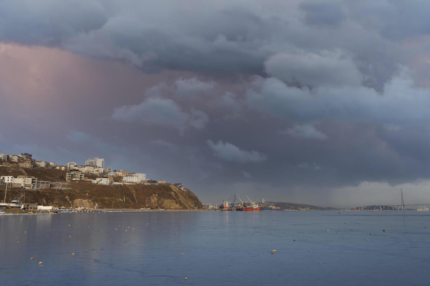 marinmålning med utsikt över egersheld. vladivostok foto