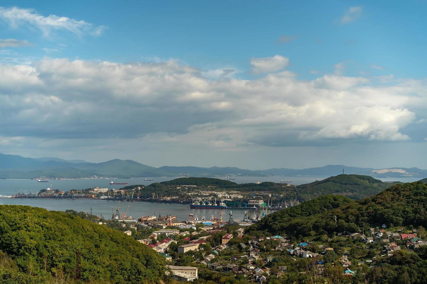 stadslandskap med utsikt över staden och nakhodka-bukten foto
