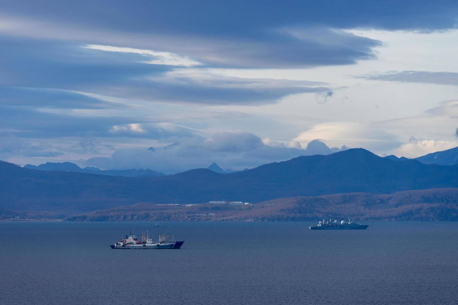 marinmålning med utsikt över avachabukten. petropavlovsk foto