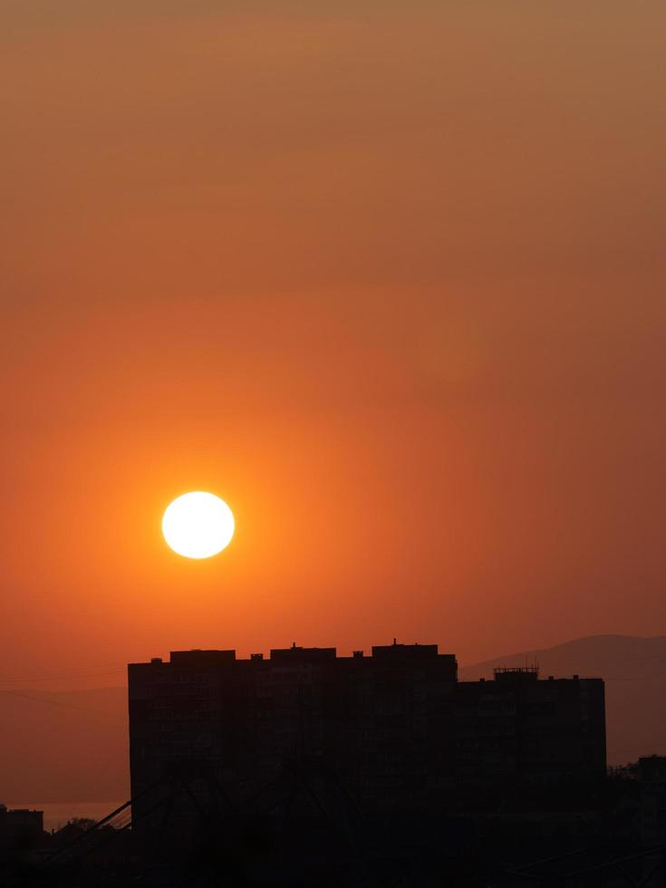 orange solnedgång över staden. Vladivostok, Ryssland foto