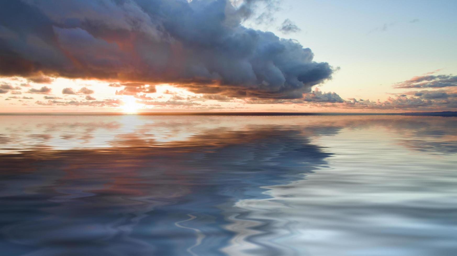 havslandskap med dramatisk solnedgång foto