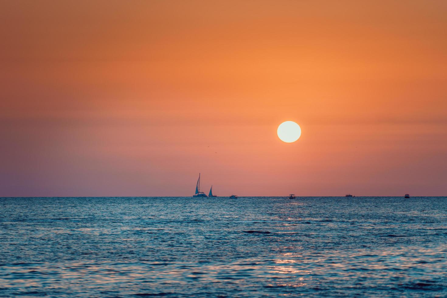 ljus solnedgång på havet bakgrund havet foto