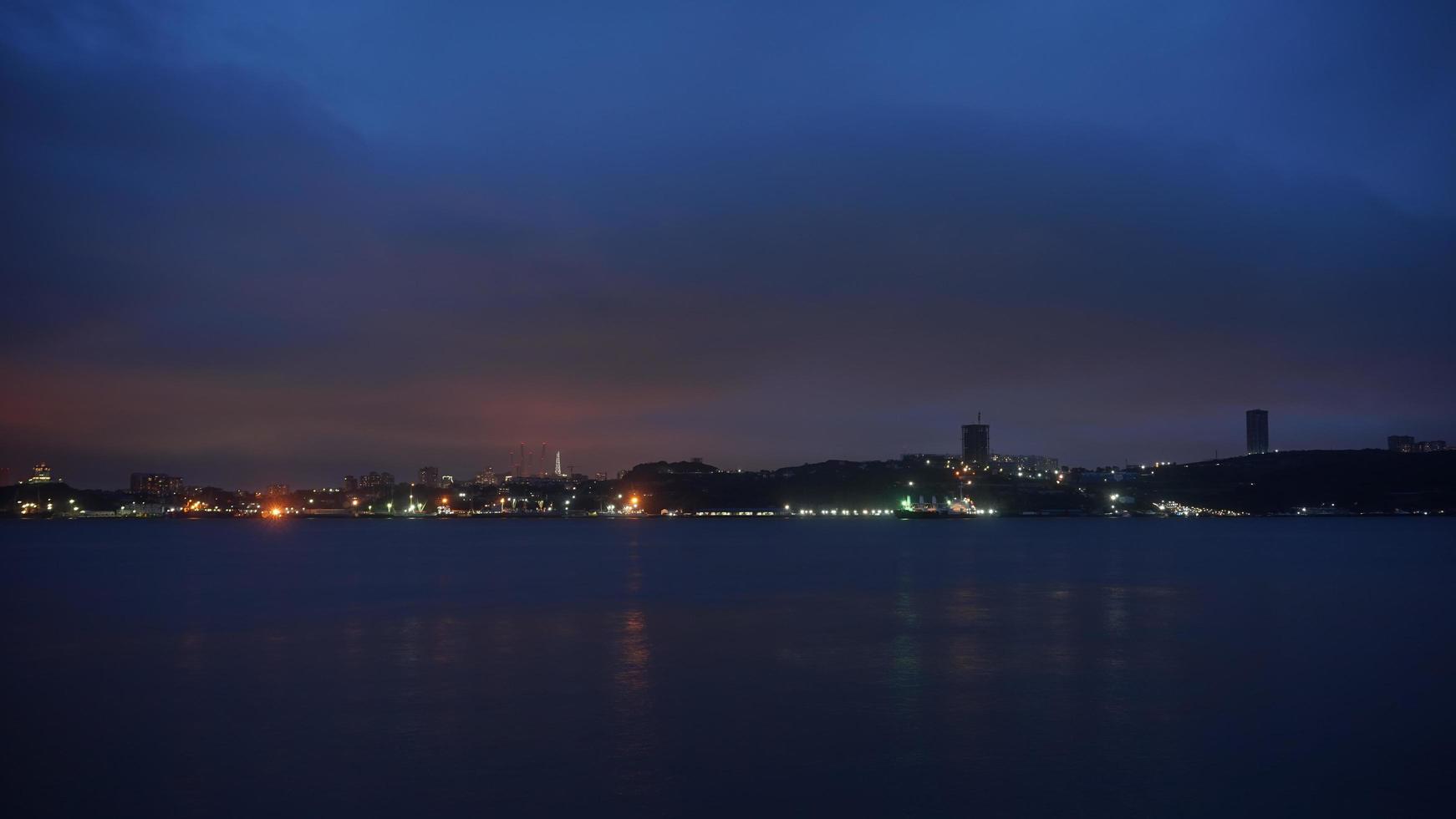 marinmålning med kust i blå timme. foto