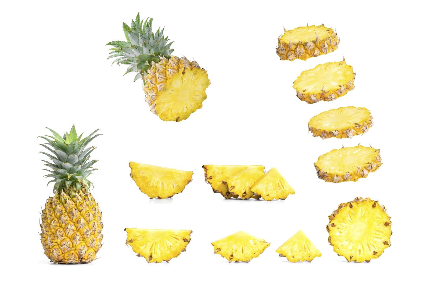 samling av skivade ananas isolerad på vit bakgrund. foto