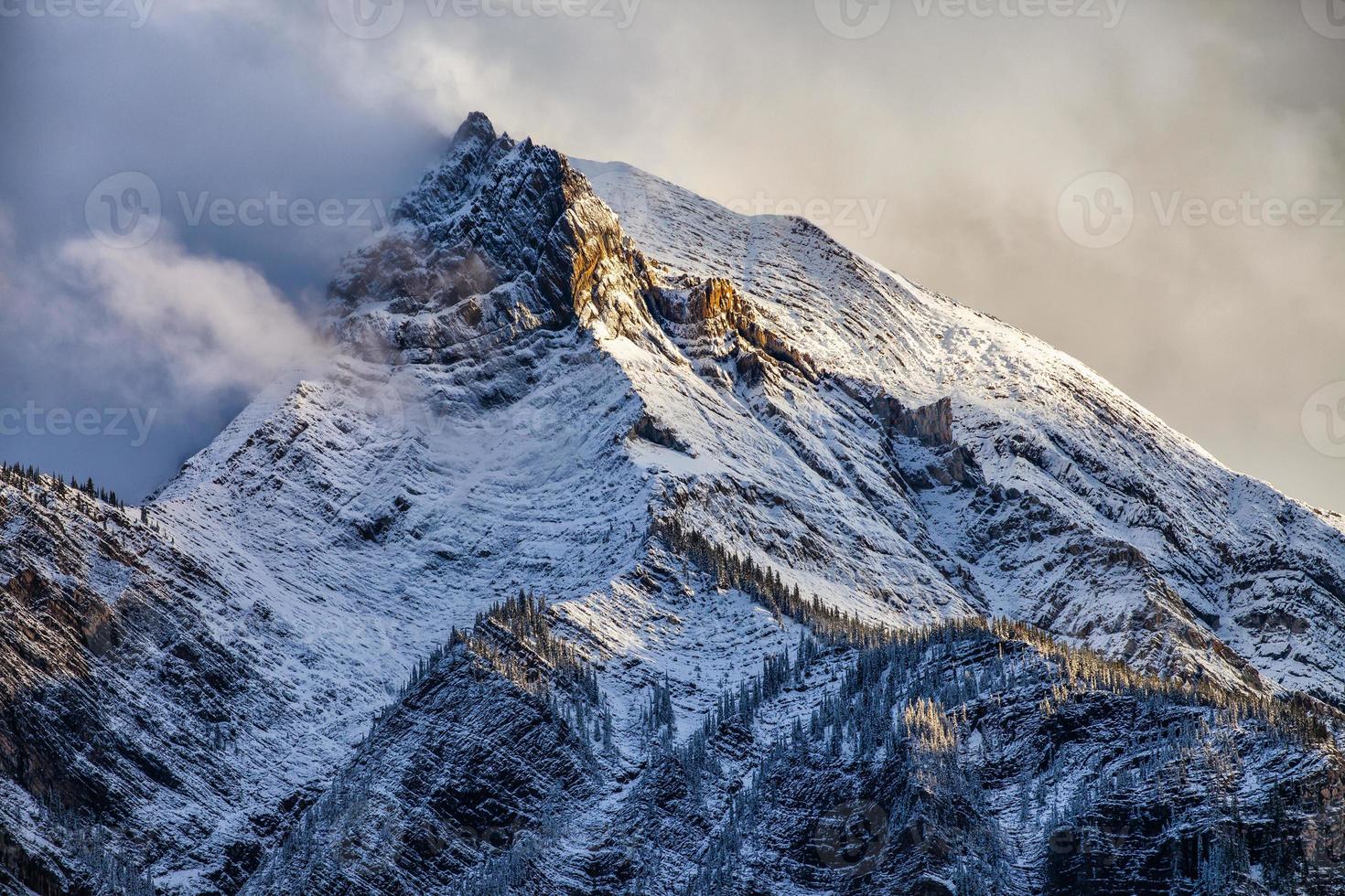 nysnö på en bergstopp i de kanadensiska klipporna, British Columbia foto