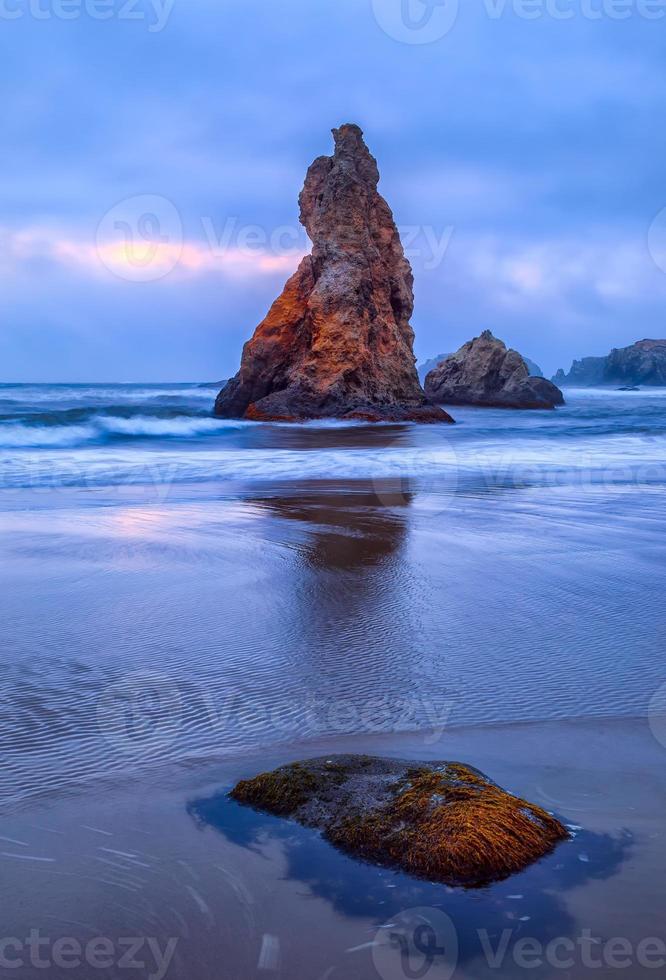 sjöstack vid bandonstranden i bandon Oregon vid solnedgången foto