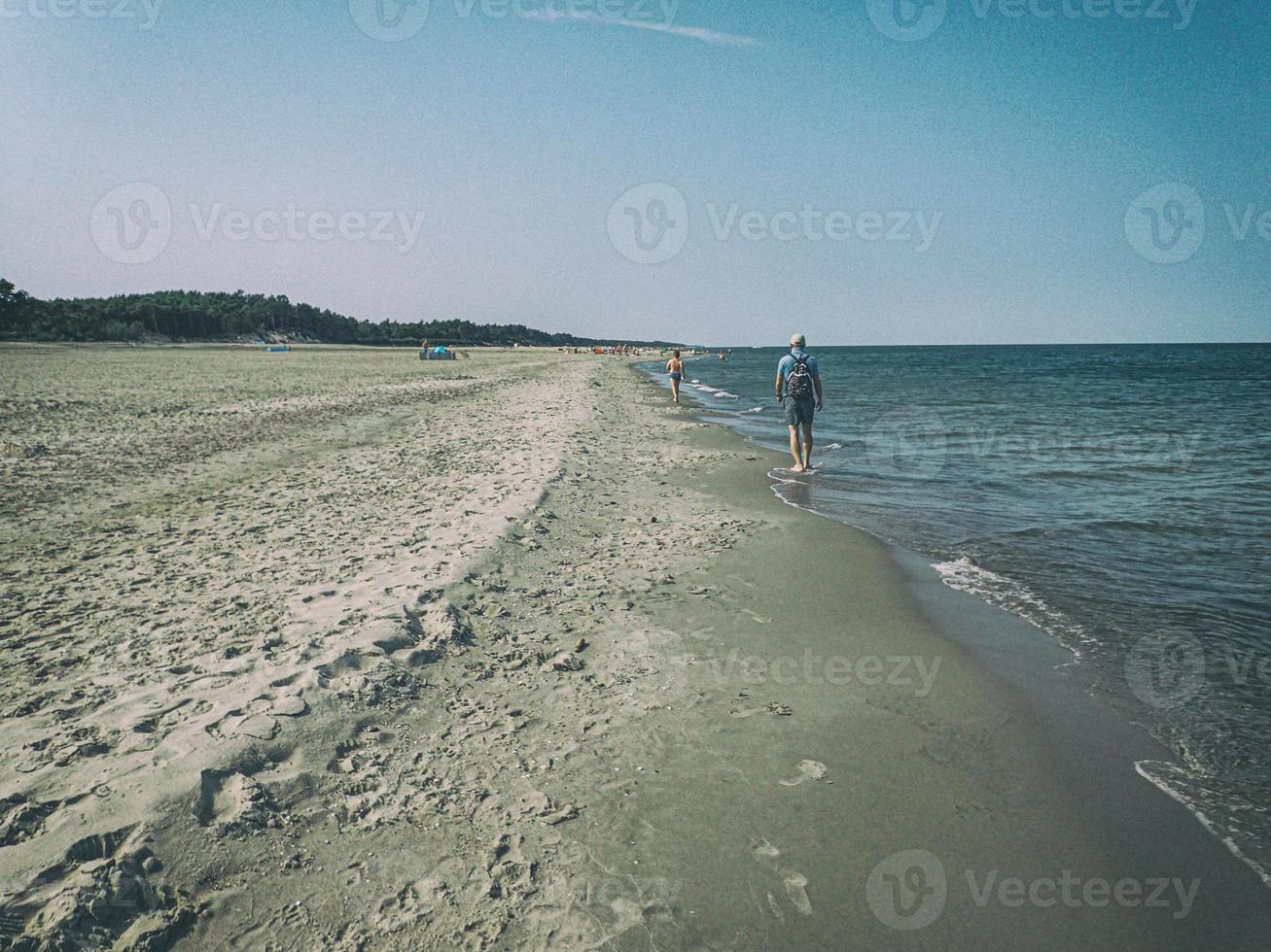 sommar landskap ovan de baltic hav på en värma solig dag med blå himmel och människor vilar i de bakgrund foto