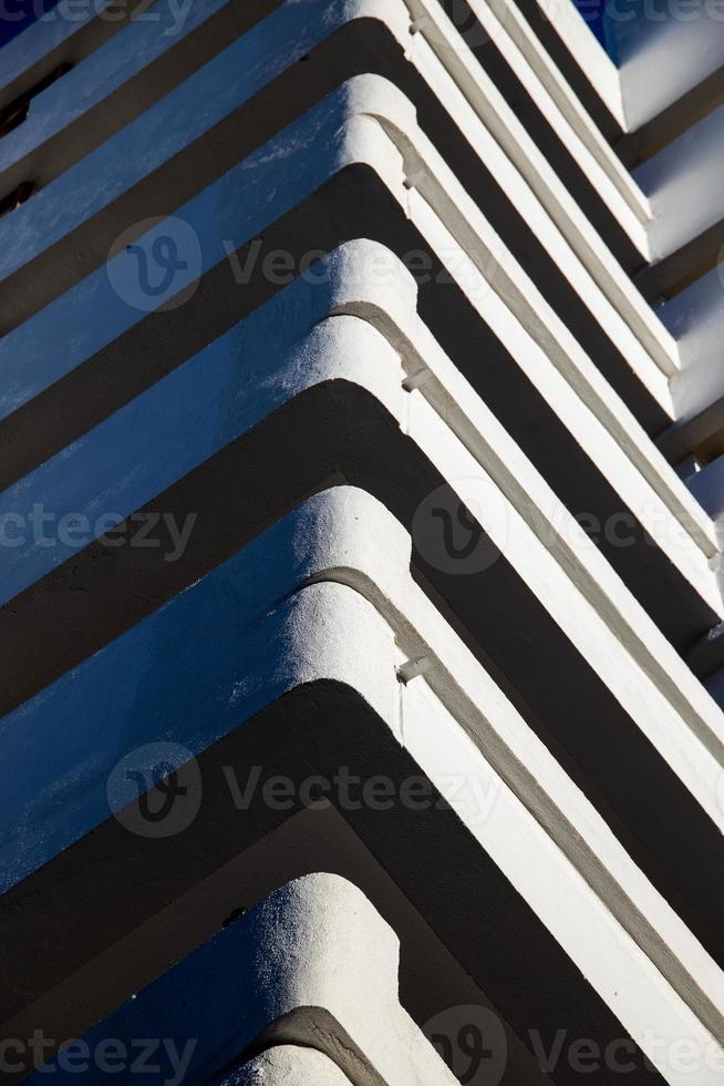 intressant original- element av de balkonger i de vit byggnad foto