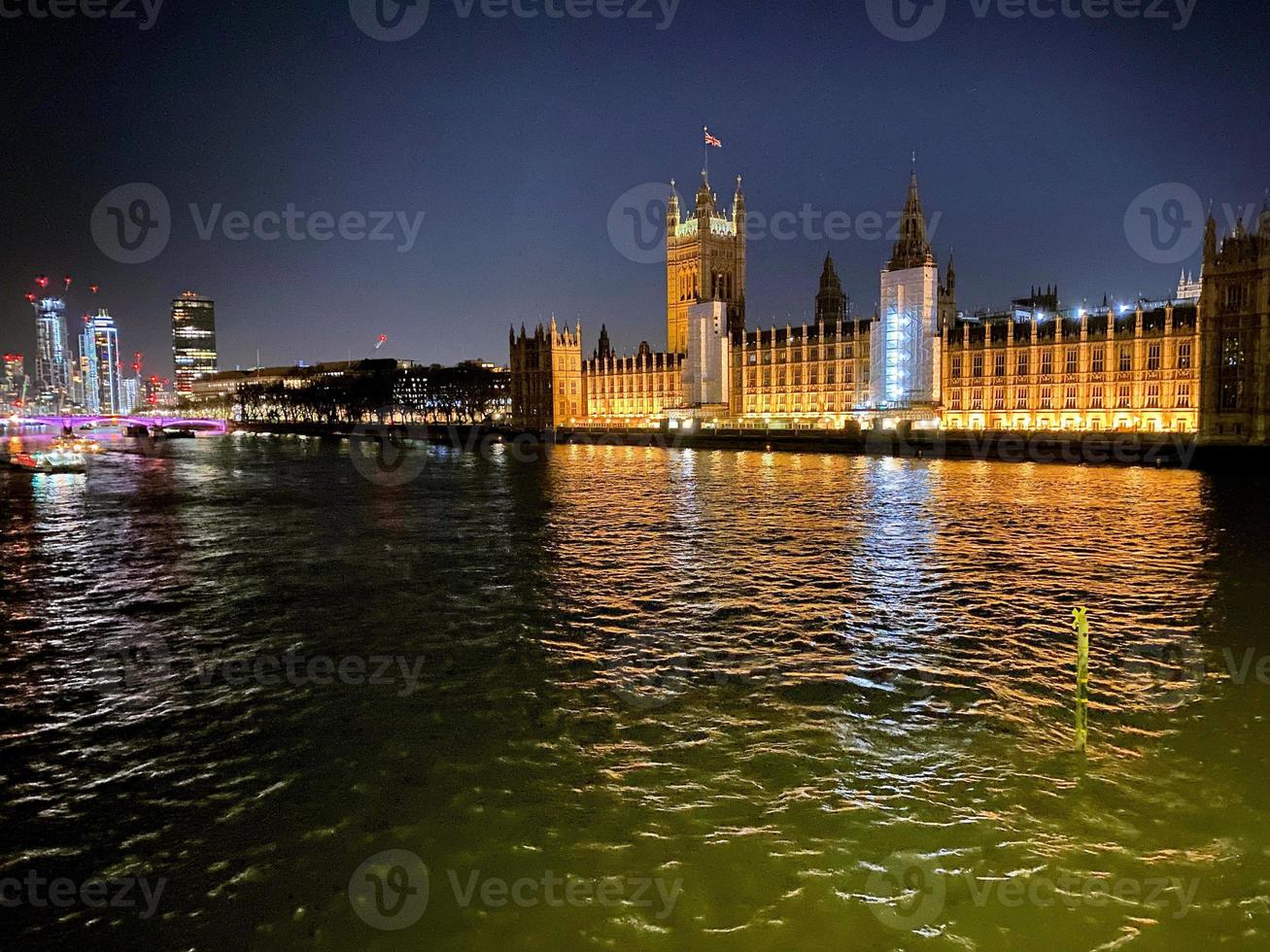 en se av de hus av parlament i London på natt foto