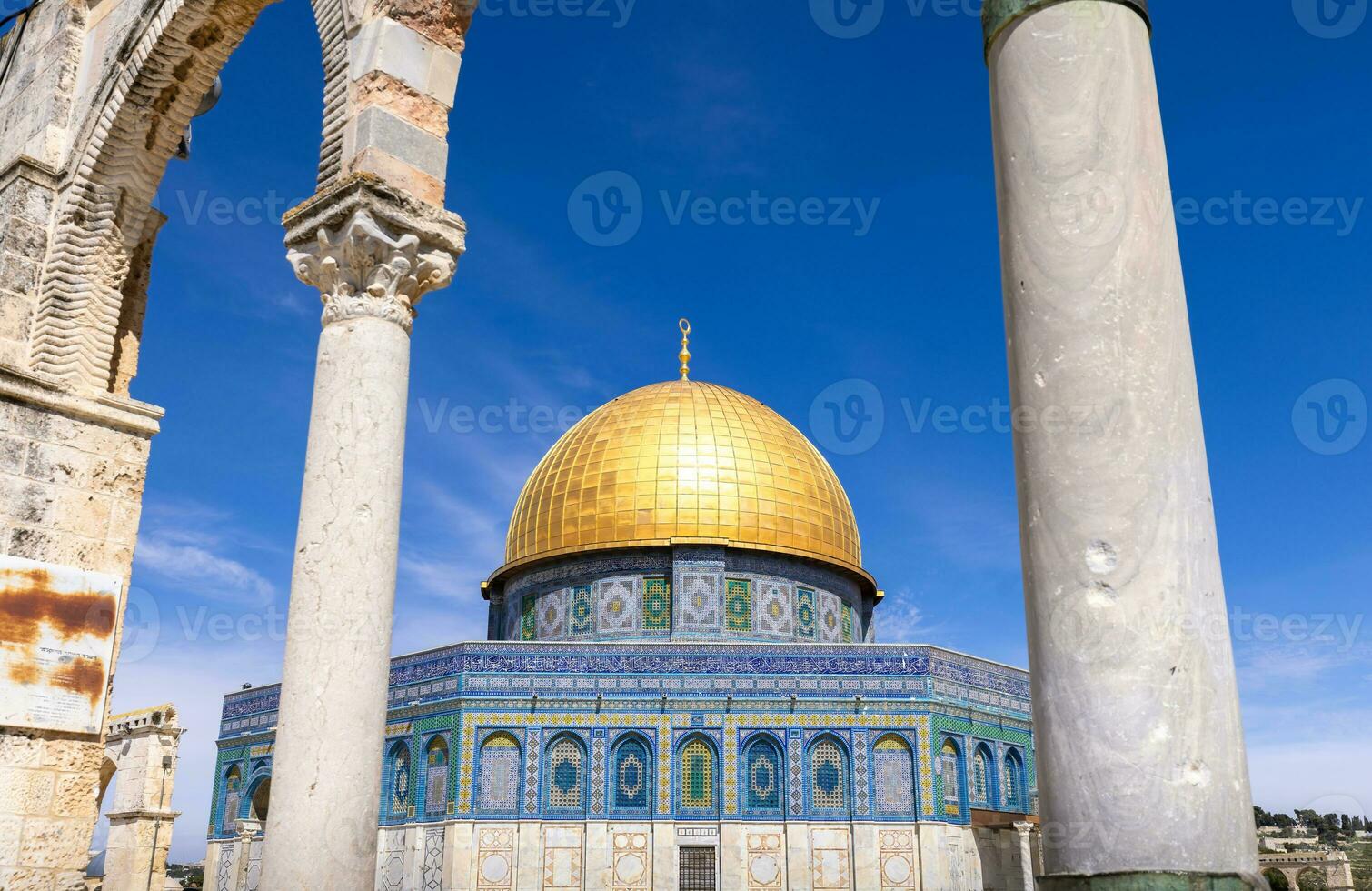 Jerusalem, islamic helgedom kupol av sten belägen i de gammal stad på tempel montera nära Västra vägg foto