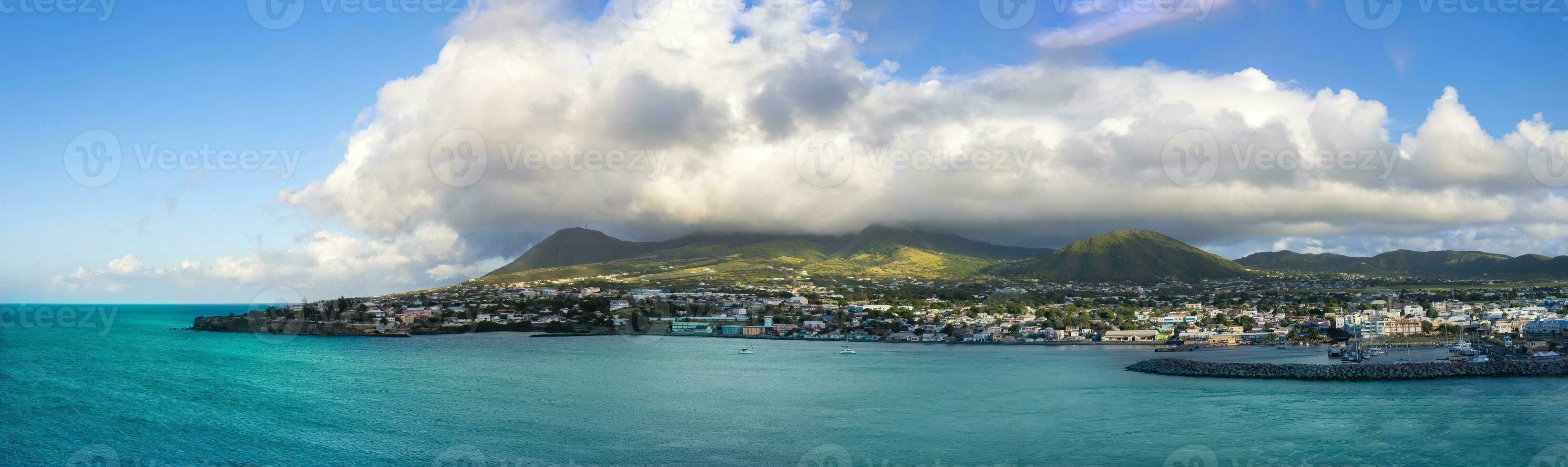 helgon kitts och nevis basseterre naturskön panorama- strandlinje från kryssning fartyg på karibiska semester foto