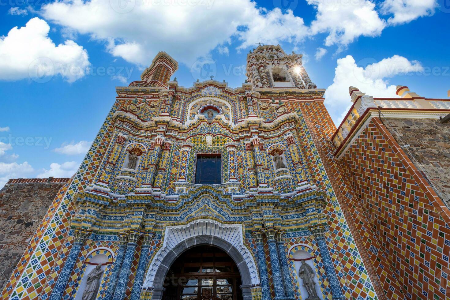 kyrka av francisco acatepec och färgrik kolonial arkitektur av cuernavaca i mexico morelos foto