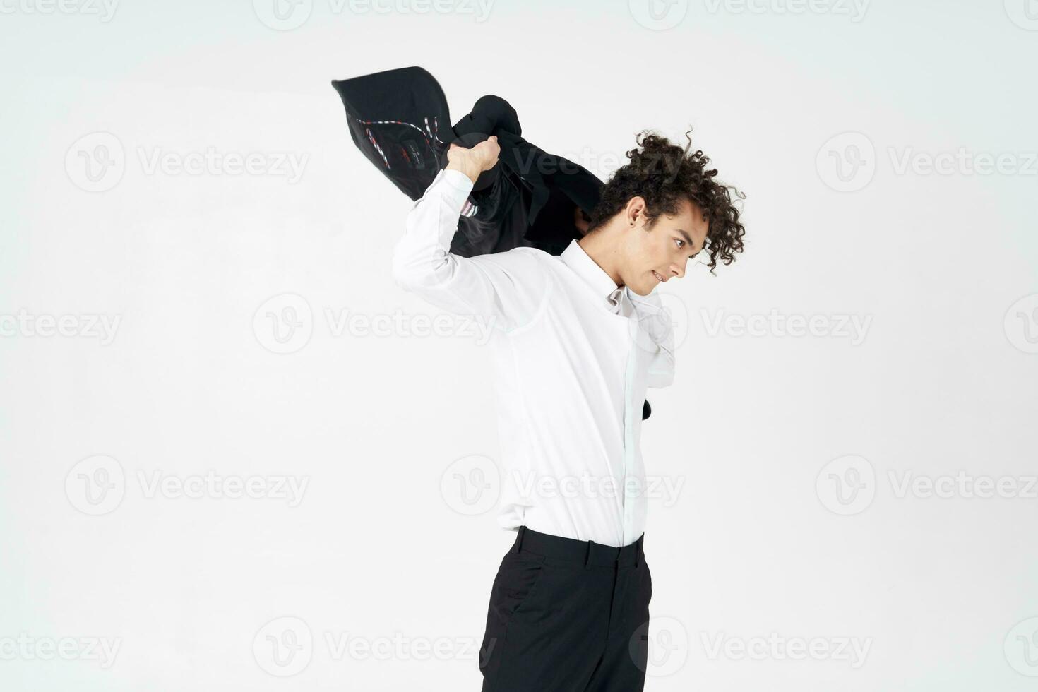 företag kille lockigt hår jacka i händer mode Framställ foto
