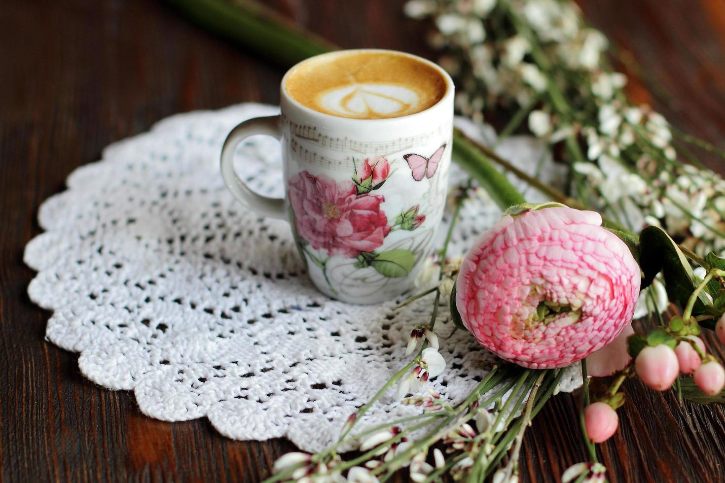 latte och blommor på ett bord foto